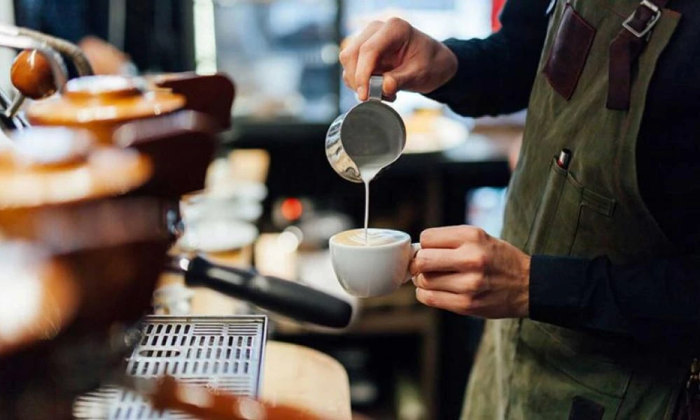 Αύξηση 15% πάνω! Στο 24% ΦΠΑ ο σερβιριζόμενος καφές από σήμερα - Παραμένει στο 13% η παράδοση στο χέρι και το delivery